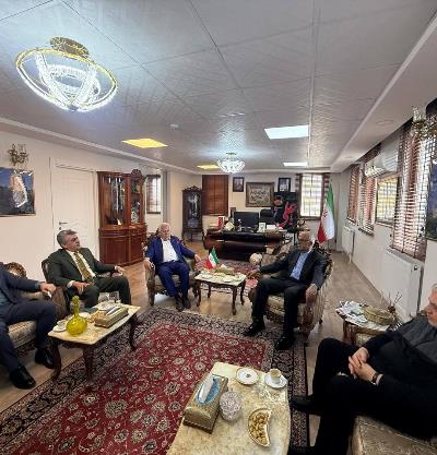 نشست صمیمانه سرکنسول کشورمان با سردبیر و اعضای هیئت تحریریه روزنامه پالاندوکن